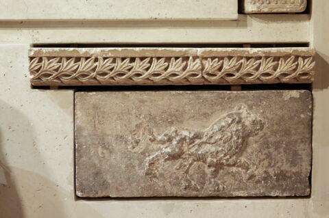 frise ; deux fragments recollés, image 2/2
