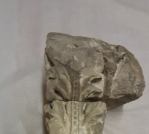 chapiteau de pilastre ; fragment