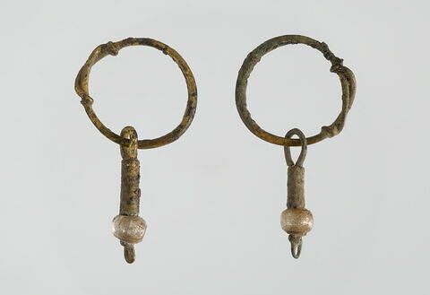 boucle d'oreille en anneau à pendentif  ; perle, image 3/3