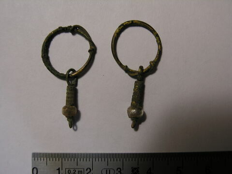 boucle d'oreille en anneau à pendentif  ; perle, image 2/3