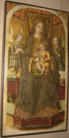 La Vierge et l'Enfant trônant entre deux anges, image 2/3