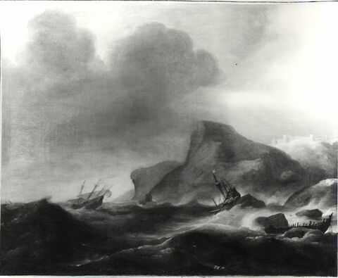 Bateaux sur une mer agitée près d'une côte rocheuse, image 3/3