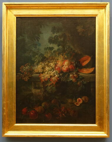 Fleurs, fruits et raisins sur un banc de pierre dans un paysage, image 1/1