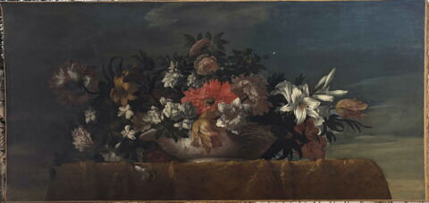 Fleurs dans un vase de porcelaine