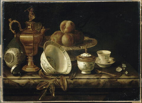 Fruits et vaisselle sur une table de marbre