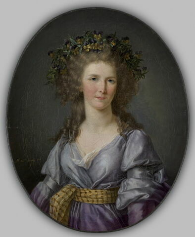 Portrait de jeune femme avec des violettes dans les cheveux