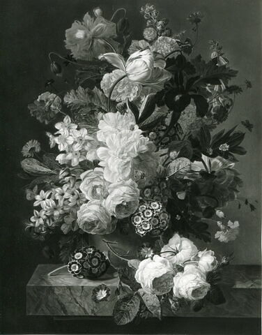 Fleurs dans un vase d'agate sur une console de marbre, image 6/6