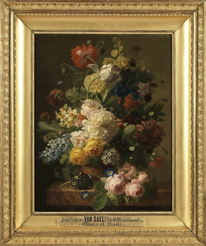 Fleurs dans un vase d'agate sur une console de marbre, image 2/6