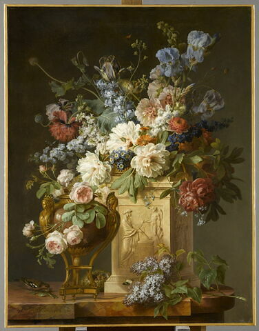 Corbeille et vase de fleurs