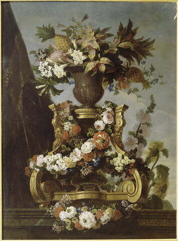 Fleurs et ananas dans un vase de pophyre