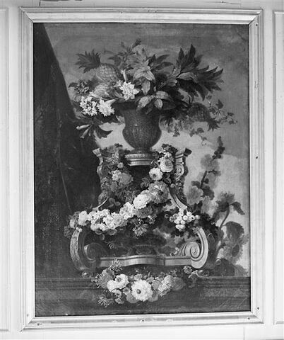 Fleurs et ananas dans un vase de pophyre, image 2/2