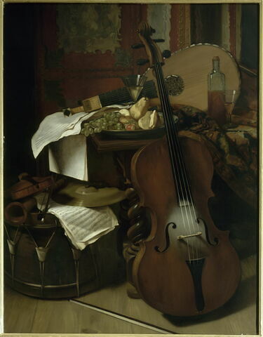 Divers instruments de musique, violoncelle, violon, timbale, etc., et fruits dans un plat de porcelaine du Japon placé sur une table, image 1/1