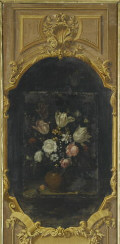 Vase de terre rempli de fleurs, image 1/2