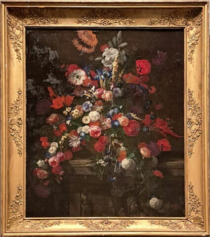 Vase de fleurs sur un autel antique, image 2/2