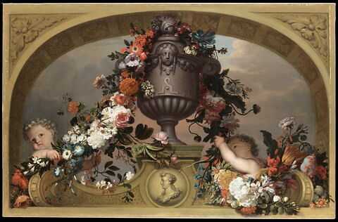 Panneau décoratif avec guirlande de fleurs tombant d'un vase et tenue par deux amours, image 1/1