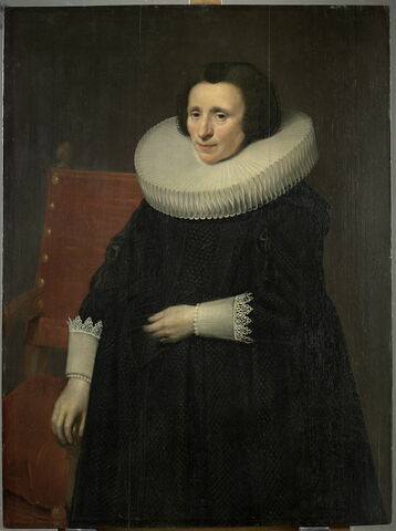 Portrait d'une femme âgée de cinquante-quatre ans, la main droite posée sur le bras d’un fauteuil