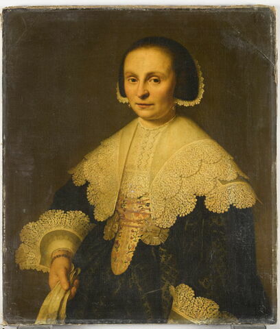 Portrait de femme en buste et tenant un gant