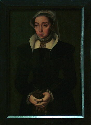 Portrait de femme tenant des gants, image 3/3