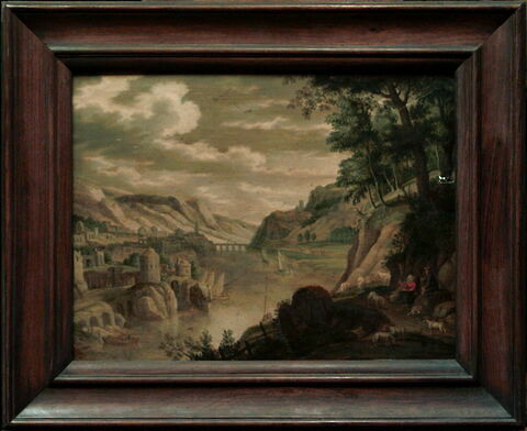 Vaste paysage montagneux avec ville au bord d’un fleuve. À droite, couple de bergers, image 2/2