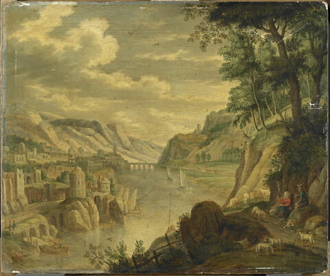 Vaste paysage montagneux avec ville au bord d’un fleuve. À droite, couple de bergers