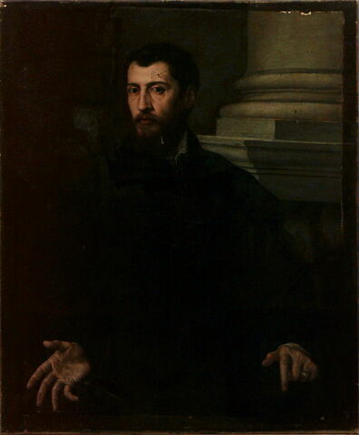 Homme assis près d'une colonne, main droite ouverte (montrant quelque chose ?), avec un camée à l'annulaire de l'autre main, image 2/2