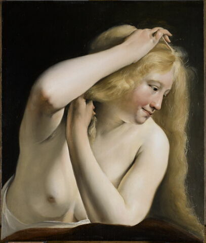 Jeune femme nue, à mi-corps, en train de se peigner