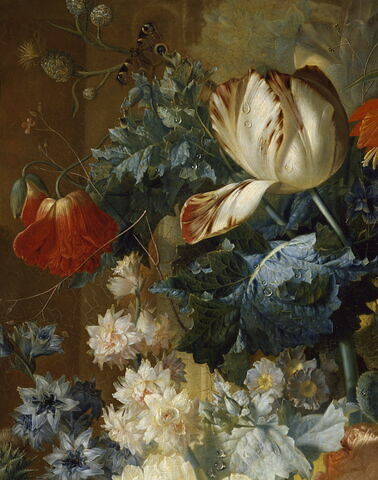 Fleurs dans un vase et nid d'oiseau sur fond de parc avec statues, image 3/4