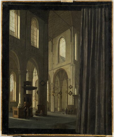 Intérieur d'église partiellement masqué par un rideau