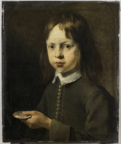 Portrait de jeune garçon portant une petite palette