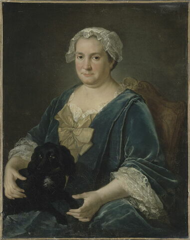 Portrait de femme tenant un chien sur ses genoux, image 20/20