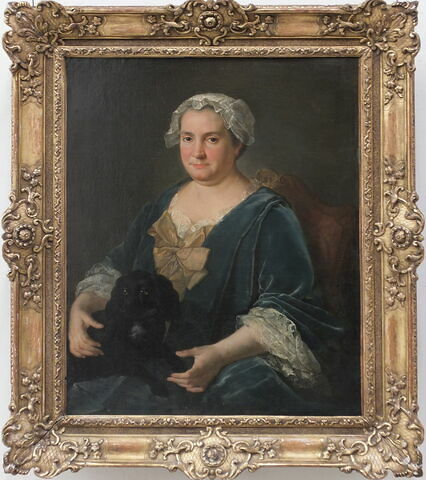 Portrait de femme tenant un chien sur ses genoux, image 19/20