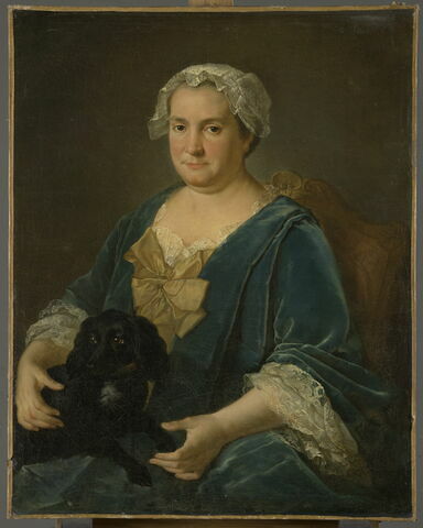 Portrait de femme tenant un chien sur ses genoux