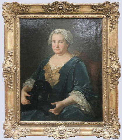 Portrait de femme tenant un chien sur ses genoux, image 2/20
