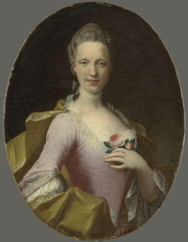 Portrait de femme tenant une rose