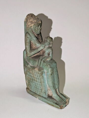 figurine d'Isis allaitant