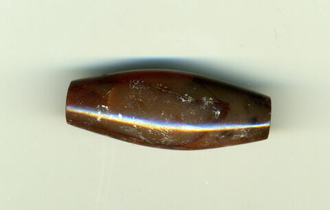 perle en demi olive ; amulette