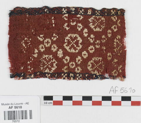 bande décorative d'habillement ; fragment, image 1/2