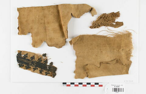 bande décorative d'habillement ; tissu ; fragments