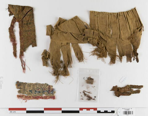 tunique  ; bande décorative d'habillement  ; fragments
