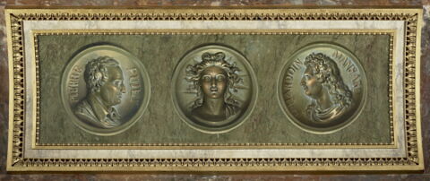L'Europe civilisée par les Sciences, les Arts et les Lettres. Les Arts rendent hommage à la Concorde.
Médaillons de Puget et Mansart
Médaillons de Goujon et Lescot, image 2/5