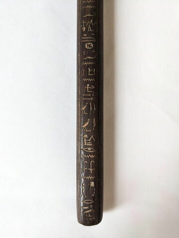 face, recto, avers, avant ; détail inscription © 2023 Musée du Louvre / Antiquités égyptiennes