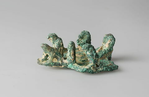 figurine  ; table d'offrandes miniature