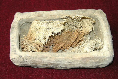 sarcophage miniature ; tissu