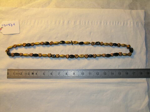 collier ; perle en olive ; perle polygonale