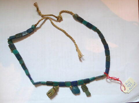 collier à pendentif ; amulette ; perle en pastille rectangulaire, image 1/5