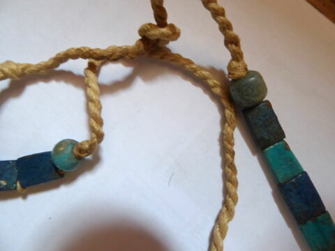 collier à pendentif ; amulette ; perle en pastille rectangulaire, image 2/5