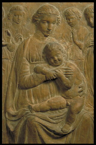 La Vierge assise tenant l'Enfant nu sur le genou gauche entourée par six anges volants, image 4/5