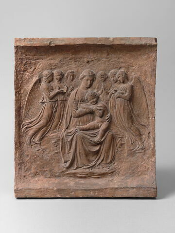 La Vierge assise tenant l'Enfant nu sur le genou gauche entourée par six anges volants