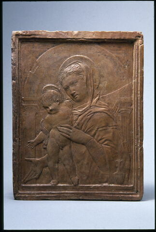 La Vierge et l'Enfant sous un arc en plein cintre soutenu par deux colonnes cannelées, image 3/3