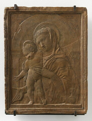 La Vierge et l'Enfant sous un arc en plein cintre soutenu par deux colonnes cannelées, image 2/3